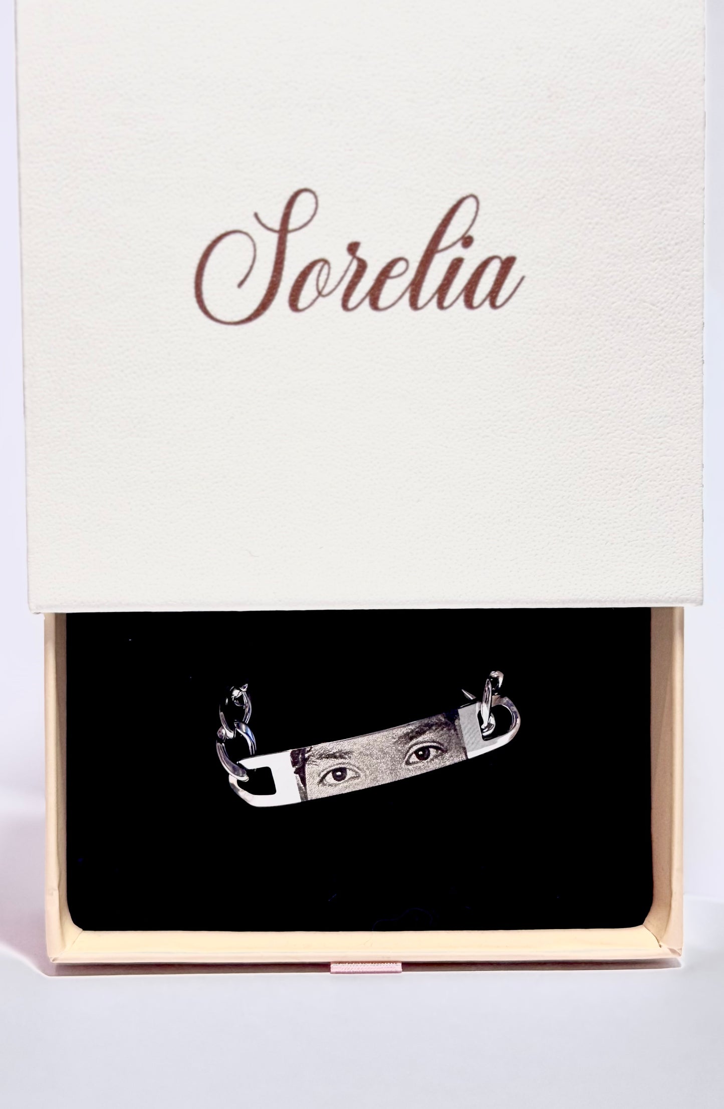 Bransoletka Sorelia – Piękno ukryte w spojrzeniu